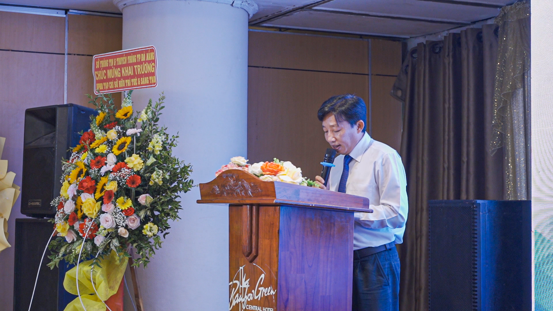 Nhà báo Lê Văn Hùng - Uỷ viên Ban Biên tập công bố quyết định thành lập và bổ nhiệm lãnh đạo VPĐD miền Trung.
