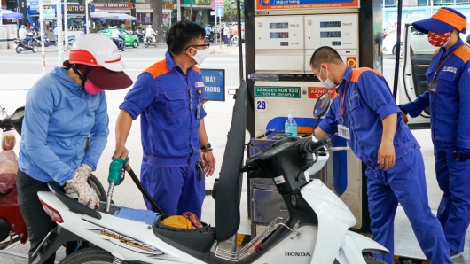 Nghiên cứu, đề xuất giảm các loại thuế phí liên quan đến xăng dầu, tiêu dùng