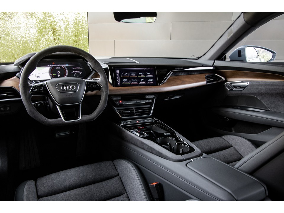Audi e-tron GT sắp được bán tại thị trường Việt Nam, có giá niêm yết từ 5,2 tỷ đồng