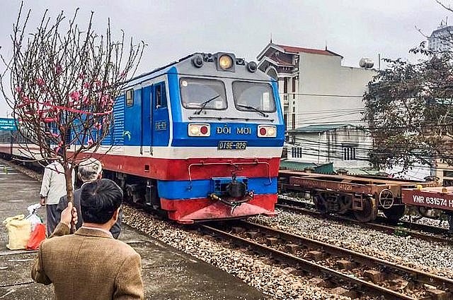 Giá vé tàu Tết 2023 giảm cho khách mua trong 10 ngày đầu