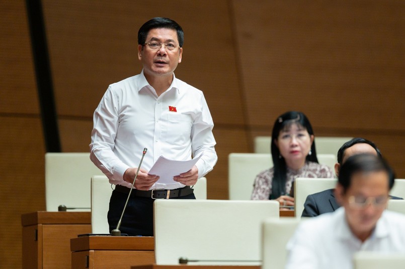 Bộ trưởng Nguyễn Hồng Diên giải trình trước Quốc hội về thực trạng cung ứng xăng dầu