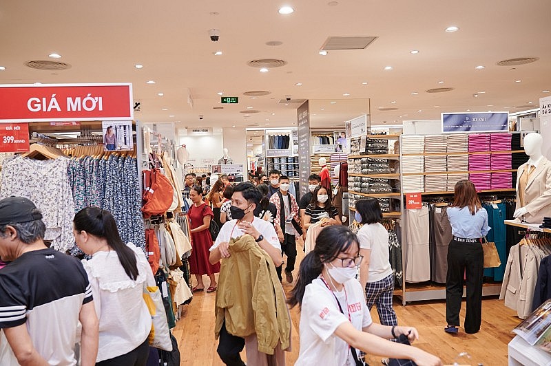 Uniqlo với loạt ưu đãi độc quyền nhân dịp khai trương cho loạt sản phẩm thuộc BST Thu-Đông, thu hút hàng rất đông khách mua sắm