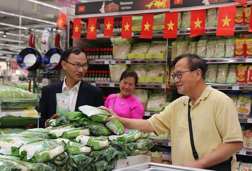 Cơm ViệtNam Rice của Tập đoàn Lộc Trời lên kệ siêu thị E.Leclerc của Pháp. Ảnh: Hương Nguyễn
