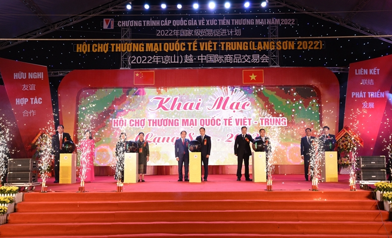 Các đại biểu nhấn nút khai mạc Hội chợ Thương mại Quốc tế Việt -Trung (Lạng Sơn 2022)