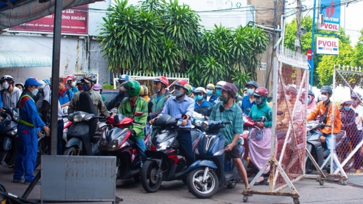 Thủ tướng: Tuyệt đối không để thiếu hụt, đứt gãy nguồn cung xăng dầu trong mọi tình huống