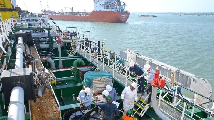 Bộ Tài chính đề nghị báo cáo chi phí nhập xăng dầu về Việt Nam