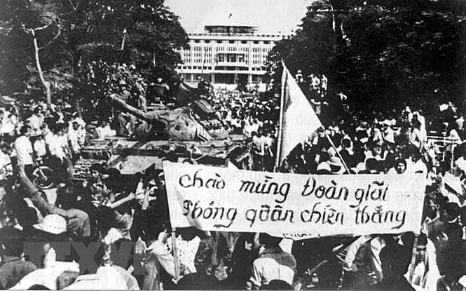 Nhân dân chào đón quân giải phóng tiến vào Sài Gòn. Ảnh tư liệu