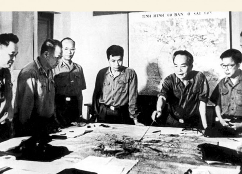 Đại tướng Võ Nguyên Giáp và Quân ủy Trung ương duyệt phương án tác chiến Chiến dịch Hồ Chí Minh. Ảnh tư liệu