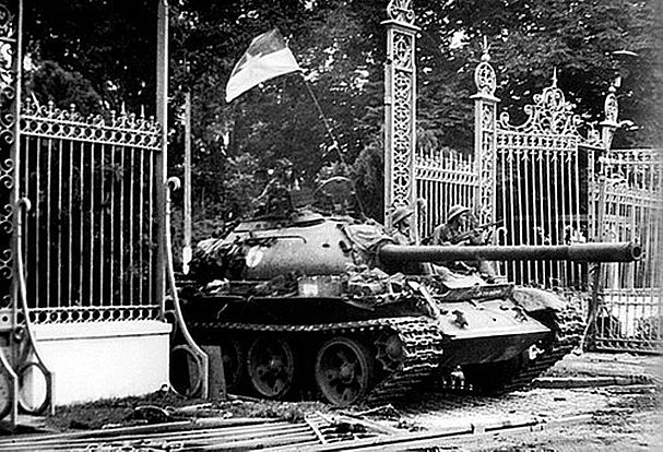 Xe tăng quân giải phóng tiến vào sân Dinh Độc Lập sáng 30/4/1975 - Ảnh tư liệu