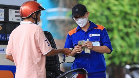 Giá xăng giữ nguyên, dầu tăng nhẹ