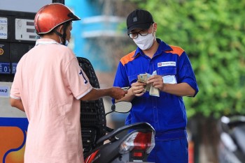 Giá xăng giữ nguyên, dầu tăng nhẹ