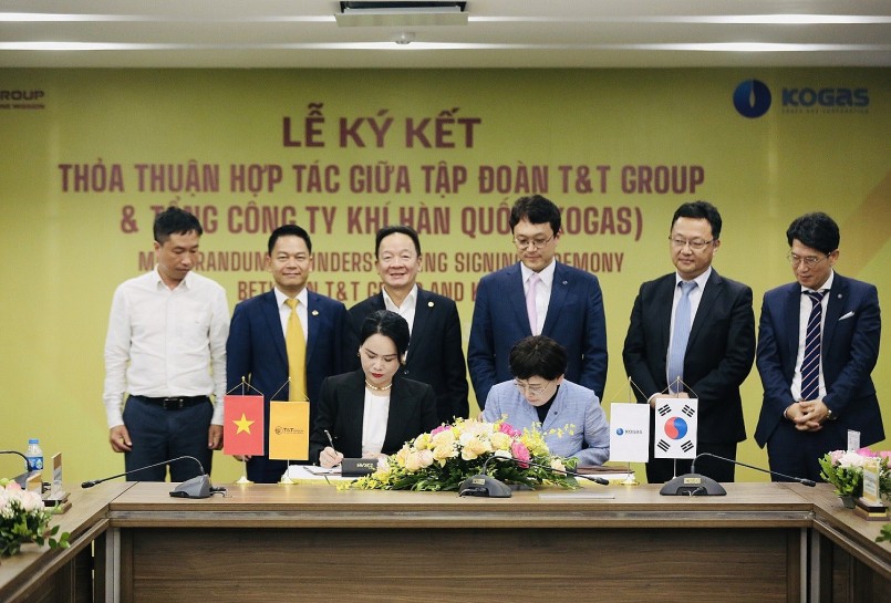 Bà Nguyễn Thị Thanh Bình, Phó Tổng Giám đốc T&T Group (bên trái) và bà Choi Yeon Hye (bên phải), Tổng Giám đốc KOGAS ký thoả thuận hợp tác