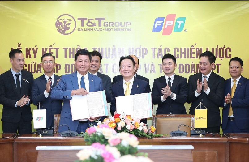 Ông Đỗ Quang Hiển, Chủ tịch Ủy ban Chiến lược T&T Group (phải) và ông Trương Gia Bình, Chủ tịch HĐQT FPT (trái) ký kết thỏa thuận hợp tác chiến lược giữa hai tập đoàn. 
