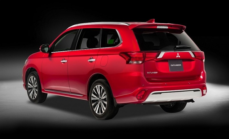 Mitsubishi Outlander: Xe 7 chỗ, giá lăn bánh rẻ nhất phân khúc