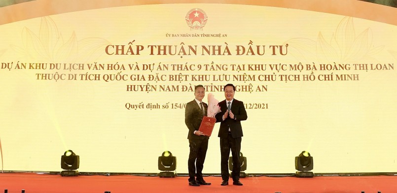 Ông Nguyễn Đức Trung, Phó Bí thư Tỉnh uỷ, Chủ tịch UBND tỉnh Nghệ An (bên phải) trao Quyết định chấp thuận Nhà đầu tư thực hiện dự án cho Ông Vũ 