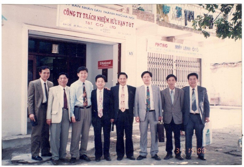 Ảnh 4: Ông Đỗ Quang Hiển, Nhà sáng lập, Chủ tịch Ủy ban Chiến lược Tập đoàn T&T Group vinh dự là một trong số ít doanh nhân trong lĩnh vực kinh tế tư nhân được trao tặng Huân chương Lao động hạng Nhất, Nhì, Ba.