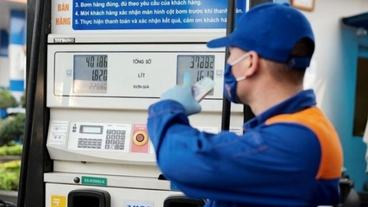 Giá xăng dầu đồng loạt tăng, RON 95 vượt 24.000 đồng/lít