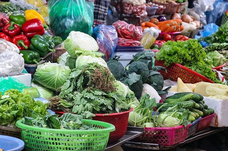 Giá rau xanh tăng cao ngày mùng 4 Tết. Ảnh Việt Anh