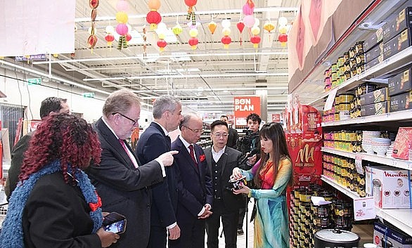 Giới thiệu các sản phẩm đặc trưng của Việt Nam tại siêu thị Carrefour.. Ảnh Nhandan.vn