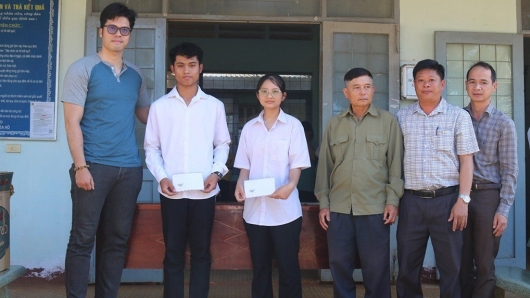 Đắk Lắk: Chàng trai vượt hơn 400km trao học bổng cho học sinh nghèo vượt khó học giỏi
