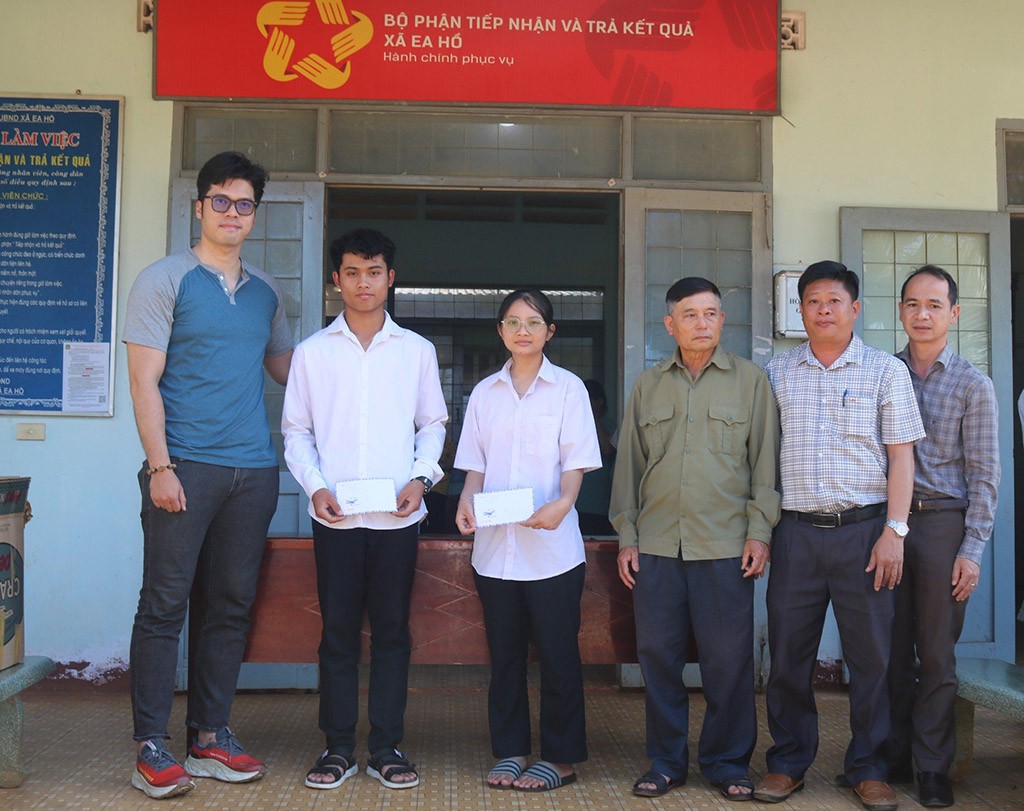 Đắk Lắk: Trao 2 suất hoc bổng cho học sinh nghèo vượt khó ở vùng sâu