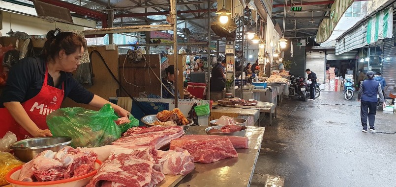 giá lợn hơi tăng cao nhưng thịt lợn ngoài chợ vẫn thế, không thay đổi vì bán chậm.