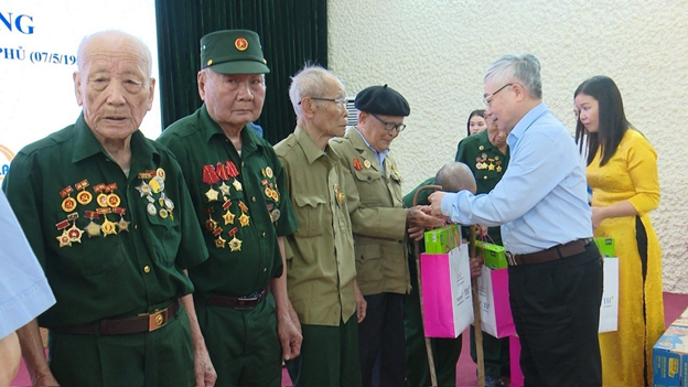 Chương trình “Chia sẻ yêu thương” thăm hỏi và tri ấn các cựu chiến binh Điện Biên tổ chức tại huyện Mường Ảng, tỉnh Điện Biên ngày 05/05 vừa qua