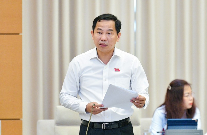 Chủ nhiệm Ủy ban Tài chính, Ngân sách Lê Quang Mạnh báo cáo tại phiên họp.