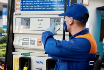 Giá xăng RON 95 giảm gần 500 đồng một lít
