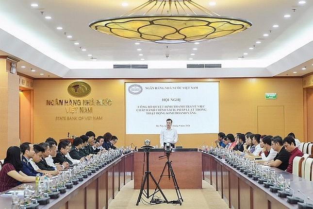 Phó Thống đốc Ngân hàng Nhà nước Phạm Quang Dũng đọc quyết định thanh tra sáng 23/5 (ảnh: SBV).