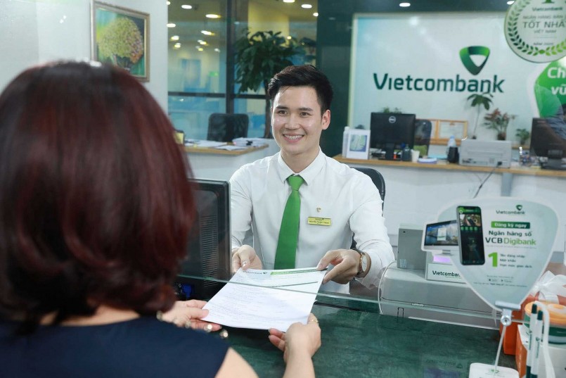 Hình ảnh hoạt động giao dịch tại Vietcombank.