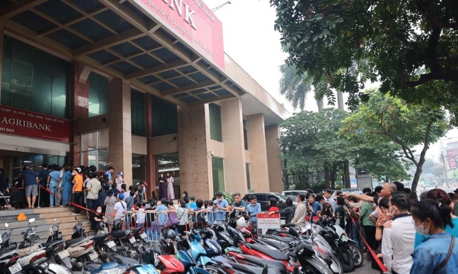 Người xếp hàng mua vàng tại một điểm bán của ngân hàng ở Hà Nội. Ảnh TTXVN