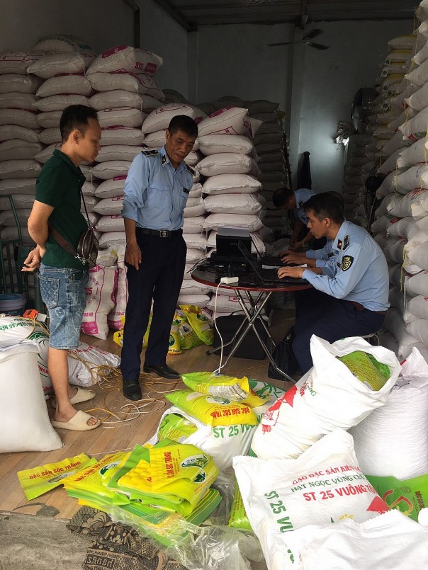 Lực lượng QLTT Hà Nội tiến hành kiểm tra và xử lý 06 cơ sở kinh doanh gạo giả mạo nhãn hàng hóa, bao bì Gạo Ông Cua 