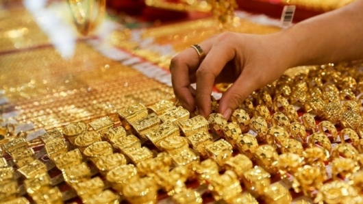 Nửa năm giá vàng nhẫn tăng 14 triệu đồng/lượng, người dân lại xếp hàng mua