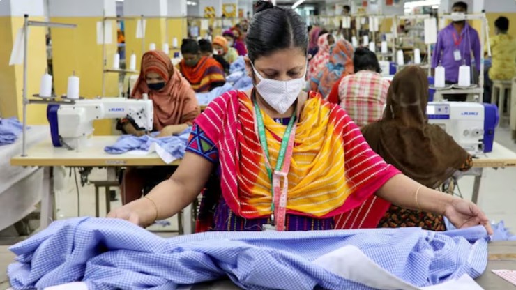 Một phụ nữ làm việc trong một xưởng may ở Dhaka, Bangladesh. (Nguồn: File/Reuters)