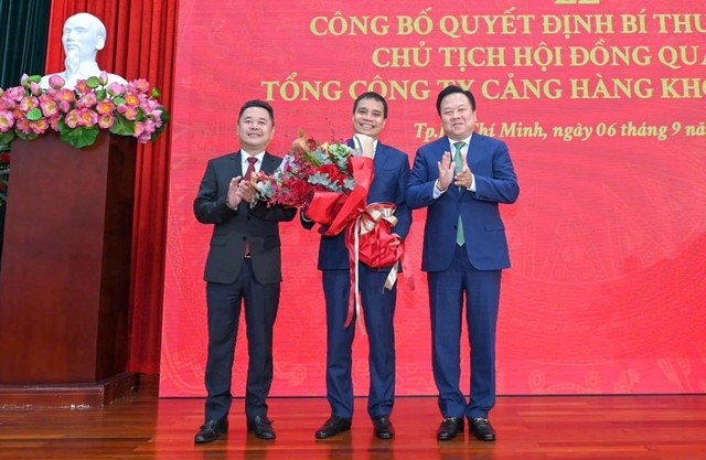 Lãnh đạo Uỷ ban quản lý vốn Nhà nước tại doanh nghiệp chúc mừng ông Vũ Thế Phiệt (giữa). Ảnh: ACV