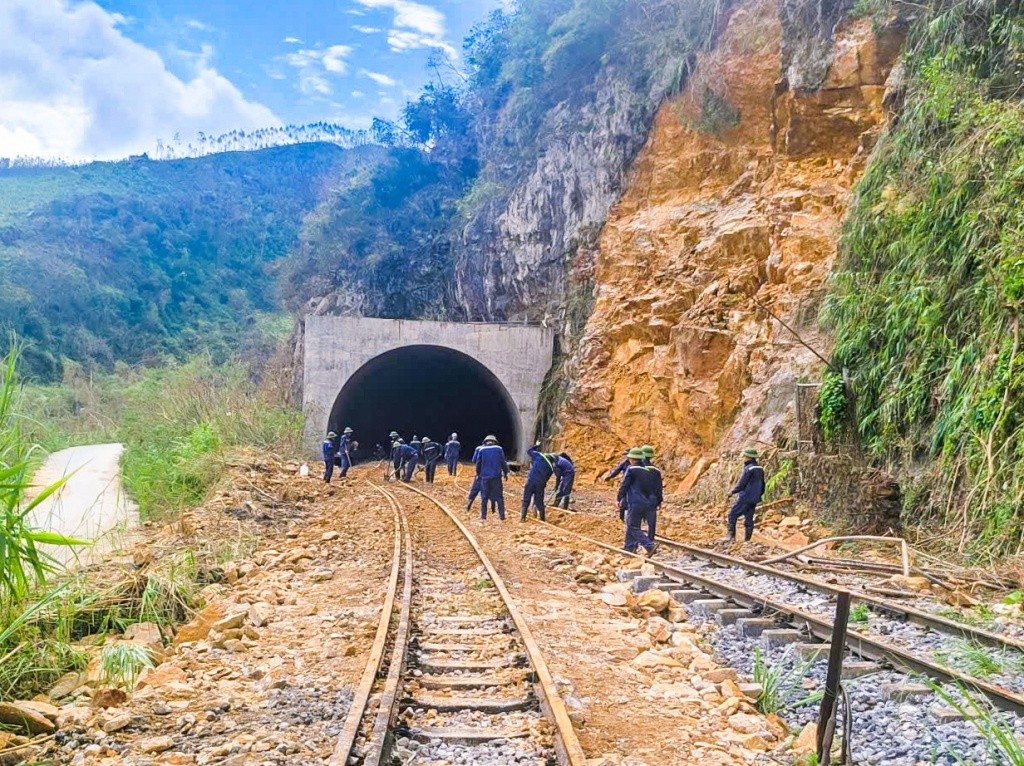 Công nhân Công ty Kho vận Đá Bạc khắc phục sạt lở đất đá tuyến đường sắt vận chuyển than từ Vàng Danh ra cảng Điền Công.