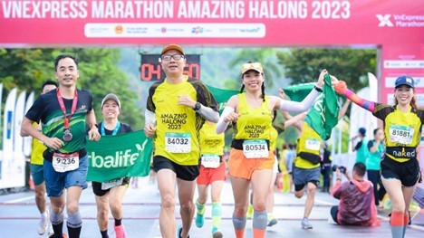 Ông Vũ Văn Thắng, Tổng Giám Đốc Herbalife Việt Nam và Campuchia, tham gia giải chạy VnExpress Marathon Hạ Long 2023.