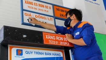 Giá xăng dầu đồng loạt tăng mạnh, RON 95 vượt 20.000 đồng/lít