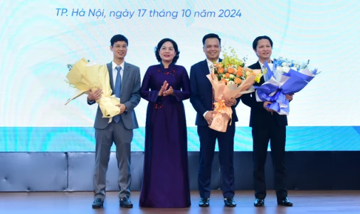 Thống đốc Ngân hàng Nhà nước Nguyễn Thị Hồng chúc mừng tân lãnh đạo VietinBank.