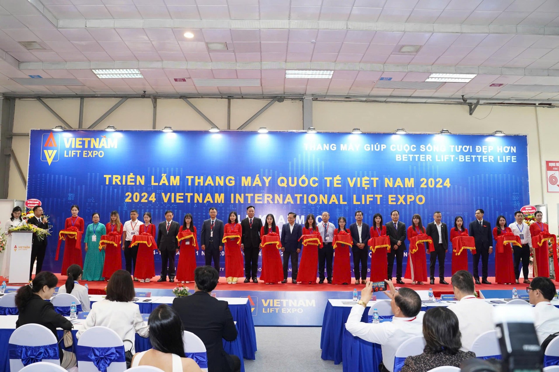 Các đại biểu cắt băng khai mạc Triển lãm Thang máy Quốc tế Việt Nam 2024.