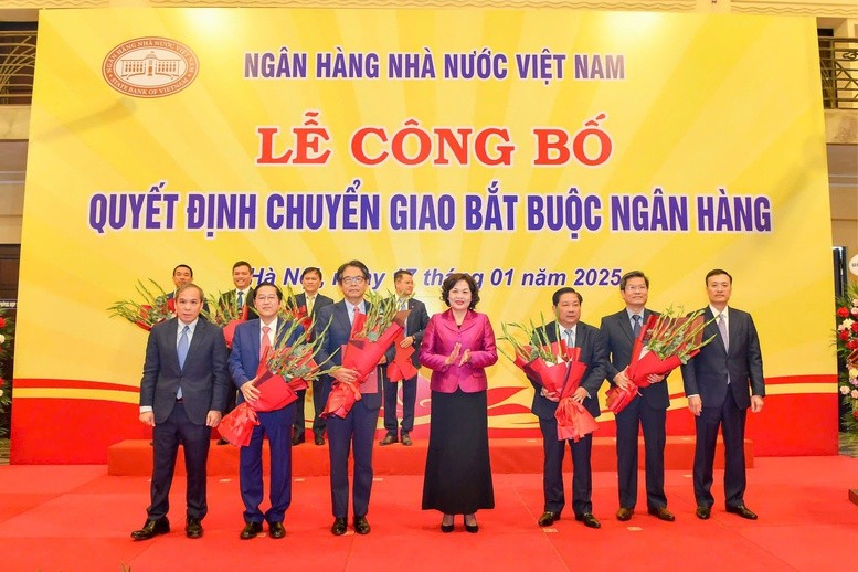 Lãnh đạo NHNN và đại diện các ngân hàng được chuyển giao DongA Bank, ngân hàng nhận chuyển giao HDBank tại Lễ Công bố - Ảnh: VGP