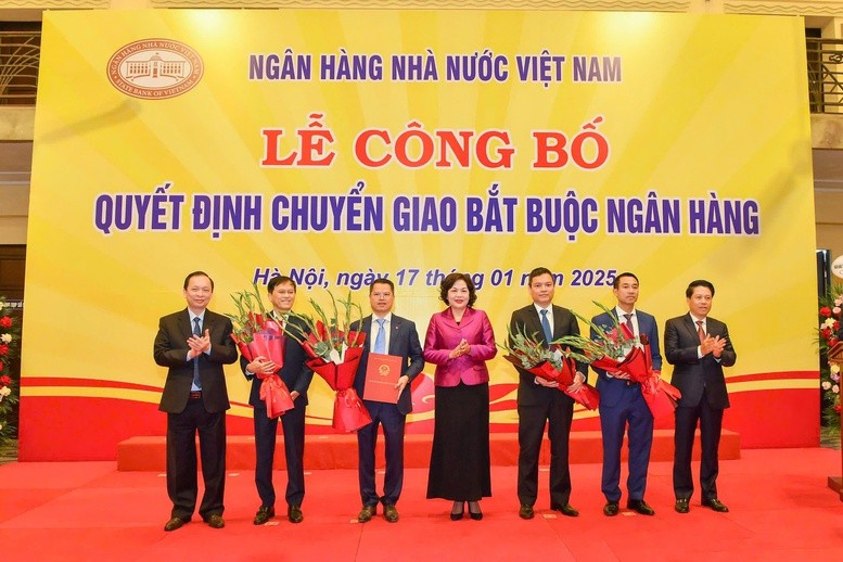 Lãnh đạo NHNN và đại diện các ngân hàng được chuyển giao GPBank, ngân hàng nhận chuyển giao VPBank lại Lễ Công bố - Ảnh: VGP