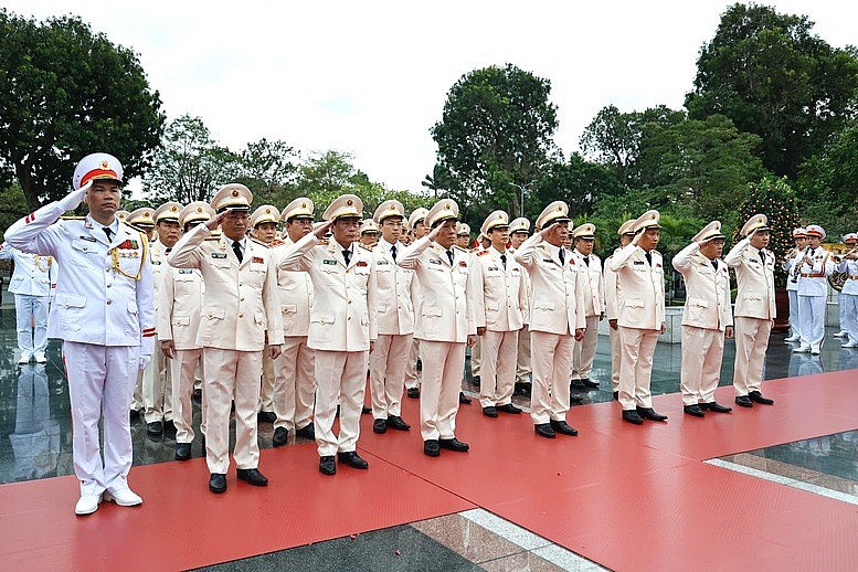 Đoàn đại biểu Đảng ủy Công an Trung ương - Bộ Công an tưởng niệm các Anh hùng Liệt sĩ tại Đài tưởng niệm các Anh hùng Liệt sĩ, đường Bắc Sơn, Hà Nội - Ảnh: VGP/Nhật Bắc