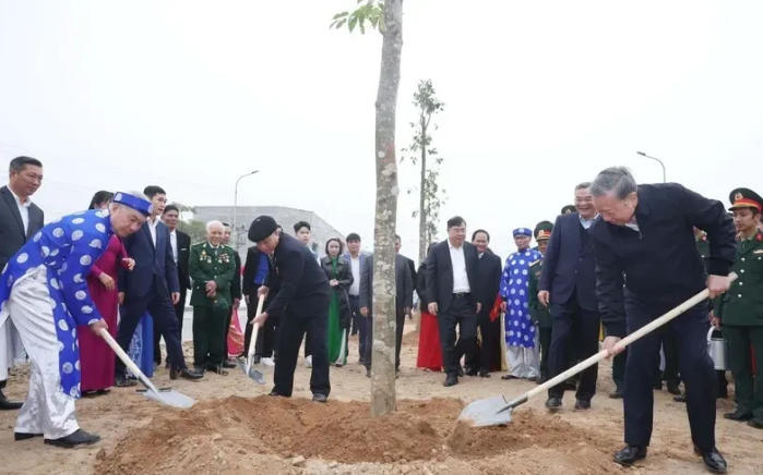 Tổng Bí thư Tô Lâm và đoàn công tác Trung ương dự Lễ phát động “Tết trồng cây đời đời nhớ ơn Bác Hồ” Xuân Ất Tỵ 2025.(Ảnh: Thống Nhất/TTXVN)