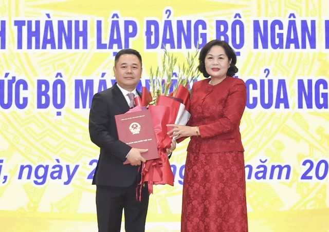 Thống đốc Nguyễn Thị Hồng trao quyết định và chúc mừng tân Phó Thống đốc Nguyễn Ngọc Cảnh.