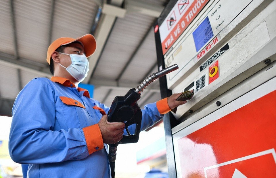 Giá xăng dầu đồng loạt giảm nhẹ sau kỳ nghỉ lễ