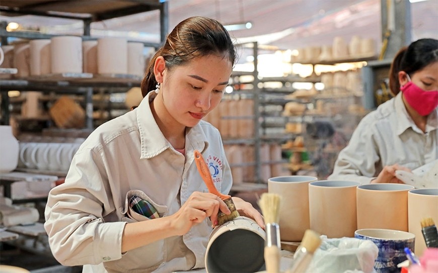 Một phân xưởng sản xuất tại Công ty TNHH gốm sứ Quang Vinh. Ảnh: TẤT ĐẠT 