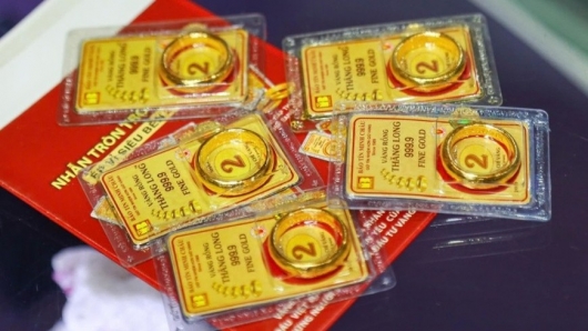 Giá vàng trong nước và thế giới đồng loạt lao dốc