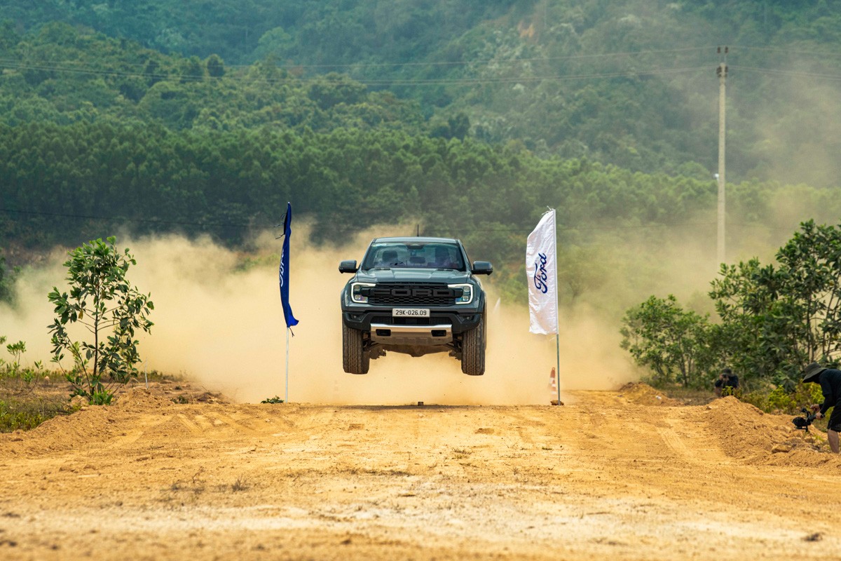 Ford Ranger Raptor: Chiếc bán tải hiệu năng cao khẳng định phong cách sống chất